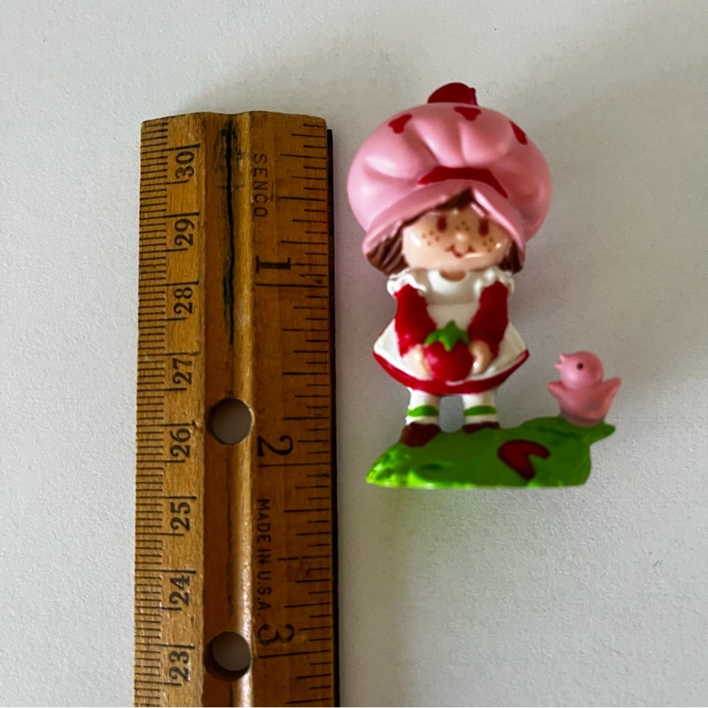 Vintage Strawberryland Miniature: Strawberry Shortcake Picking Berries: RARE - Picture 7 of 7